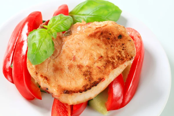 Fläsk kotlett med röd paprika och zucchini pinnar — Stockfoto