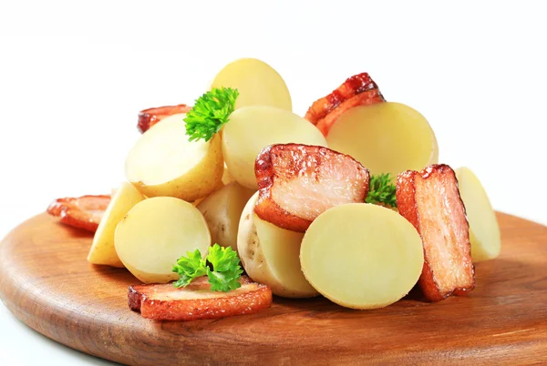 Batatas novas e bacon — Fotografia de Stock
