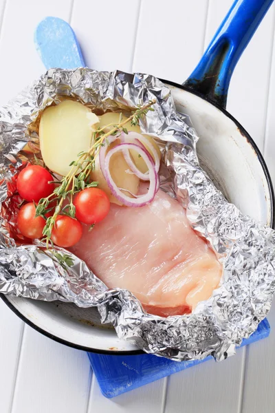 Poitrine de poulet et légumes crus en papier d'aluminium — Photo