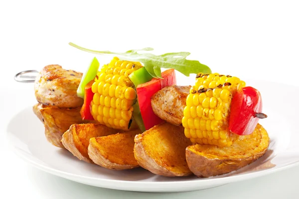 Shish kebab y cuñas de patata — Foto de Stock