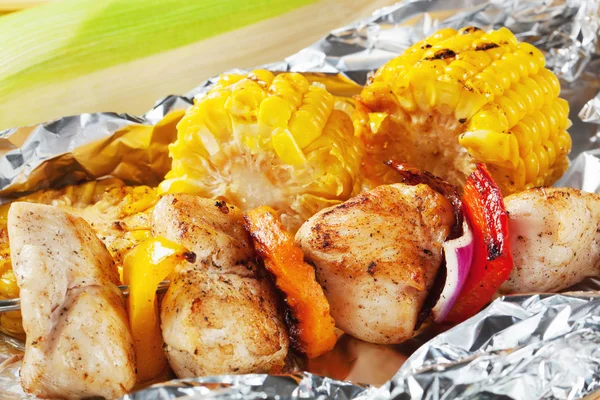 Shish kebab and grilled corn — Stock Photo, Image