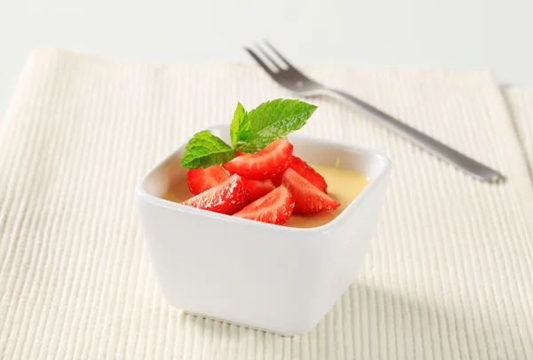 Pudding with strawberries — Stock Photo, Image