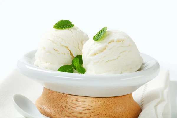 Two scoops of white ice cream — Stock Photo, Image