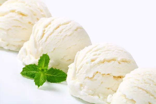 하얀 아이스크림 스푼 — 스톡 사진