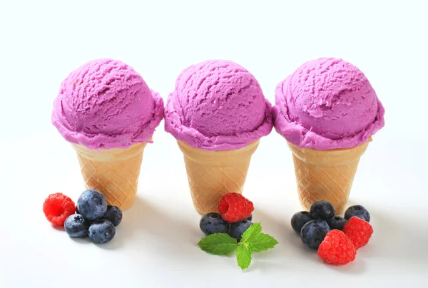 Coni gelato ai mirtilli — Foto Stock