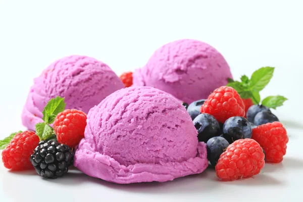 Ice cream with fresh berries — Stock Photo, Image