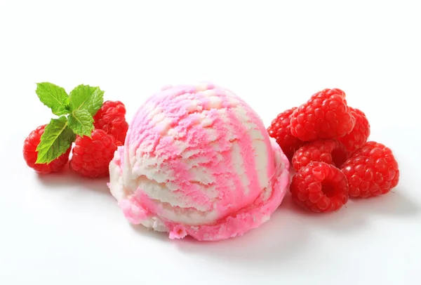 Cuillère de crème glacée framboise — Photo