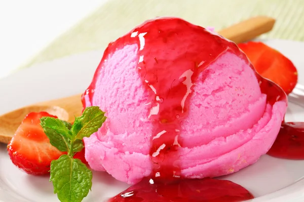 Ice cream with strawberry sauce — Stock Photo, Image