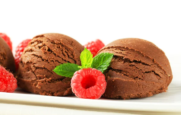 Chocolate ice cream with fresh raspberries — Stock Photo, Image