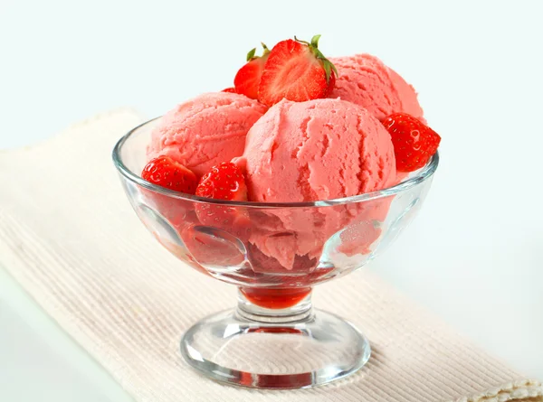 Helado de fresa — Foto de Stock