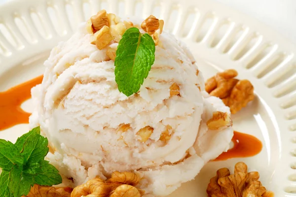 Gelato alle noci con salsa al caramello — Foto Stock