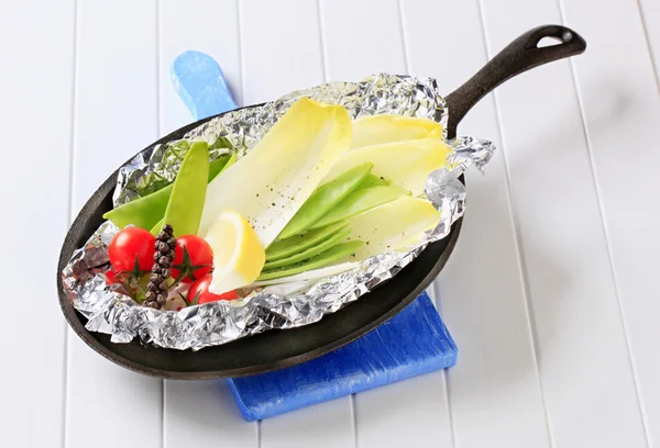 Fresh vegetables on tinfoil in skillet — Stock Photo, Image