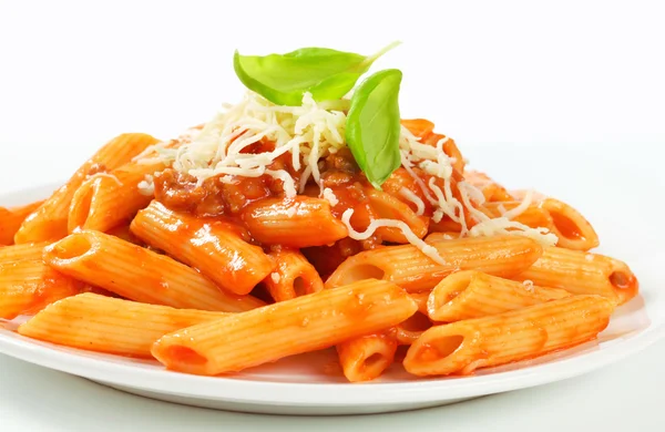 Penne com molho de tomate de carne — Fotografia de Stock