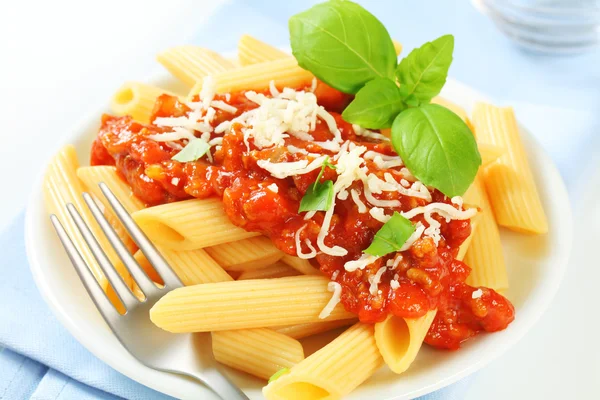 Penne mit Fleischtomatensauce — Stockfoto