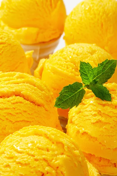 Conos de helado amarillo —  Fotos de Stock