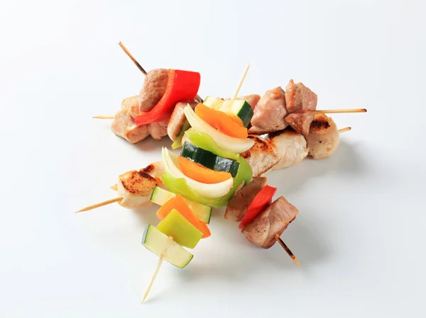 Meat and vegetable skewers — Stock Photo, Image