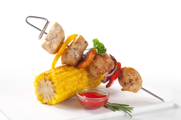 Chicken shish kebab and roasted corn — Stock Photo, Image