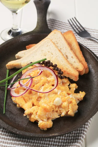 Scrambled eggs and toast — Stock Photo, Image