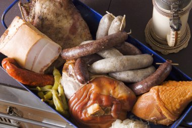 et, sosis, beyaz pudingler, pastırma ve vintage bira bardağı