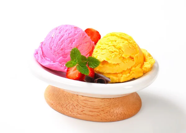 Copas de helado de limón y fresa — Foto de Stock