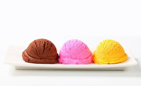 Scoops of ice cream on plate — Stock Photo, Image