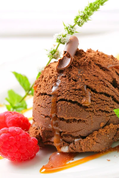Chocolate ice cream with caramel — Stock Photo, Image