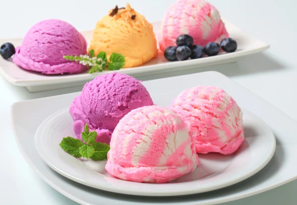 Assorted ice cream with fresh blueberries — Stock Photo, Image
