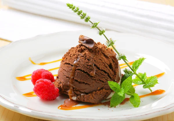 Choklad glass med kolačokoládová zmrzlina s karamelem — Stockfoto
