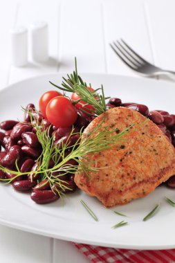 Kuru fasulye ile marine edilmiş domuz pirzolası