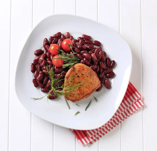 Chuleta de cerdo marinada con frijoles rojos — Foto de Stock