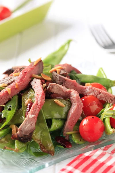 Roast beef with snow peas and arugula — Stock Photo, Image