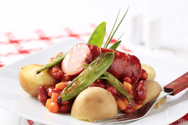 Chili de feijão e milho com salsicha e batatas — Fotografia de Stock