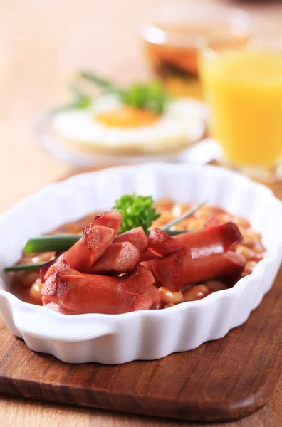 Baked beans with grilled sausages — Stock Photo, Image
