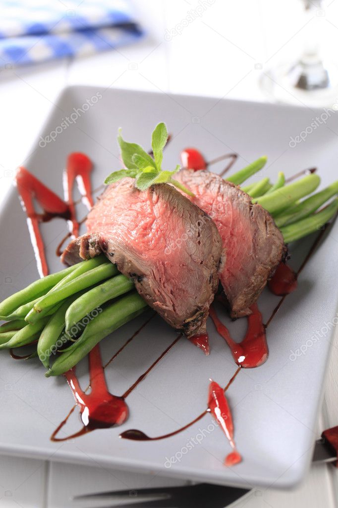 Roast beef with string beans