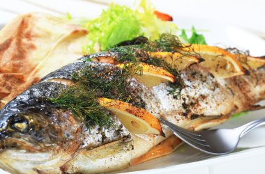 limon dereotu alabalık fırında patates ile