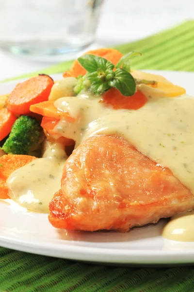 Chicken breast fillet with mixed vegetables and herb sauce — Stock Photo, Image