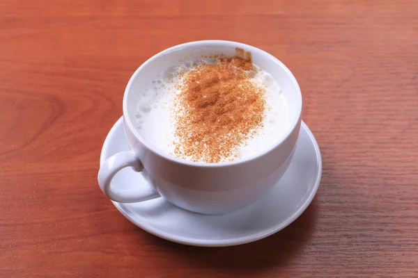 Чашка горячего молока с мускатным орехом — стоковое фото