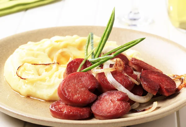 Puré de patatas y salchichas asadas —  Fotos de Stock