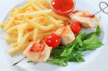 tavuk şiş, patates kızartması ve ketçap