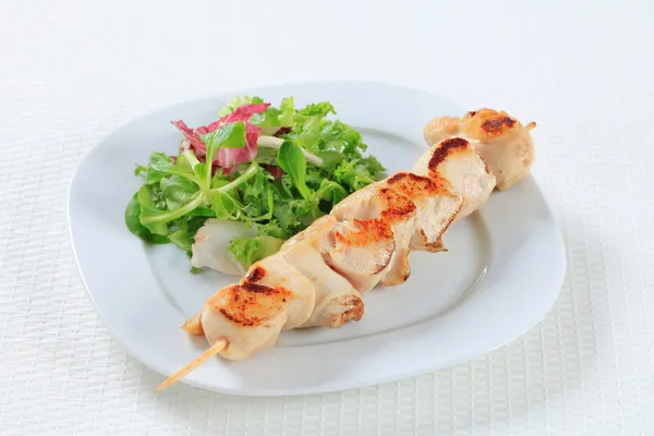 Kip brochette met groene salades — Stockfoto