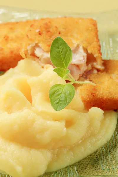 Gebakken vis en aardappelpuree — Stockfoto