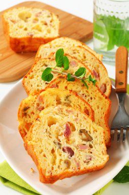 Baharatlı jambon ve zeytin keki