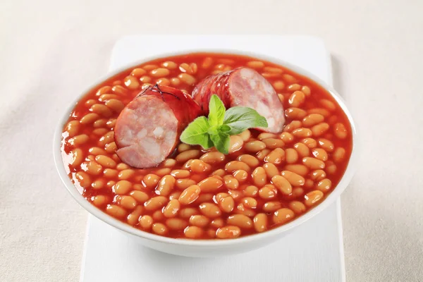 Baked beans with grilled sausage — Stock Photo, Image