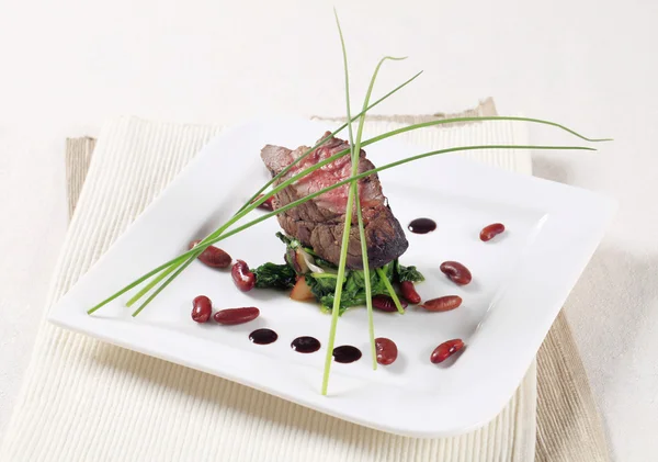 Ensalada de verduras con tiras de carne de res — Stok fotoğraf