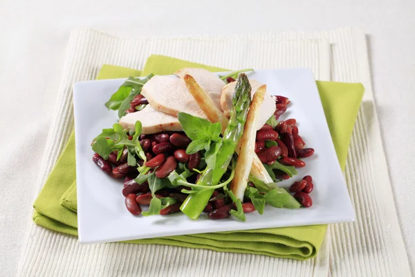 Pechuga de pollo con judías rojas y rúcula — Foto de Stock