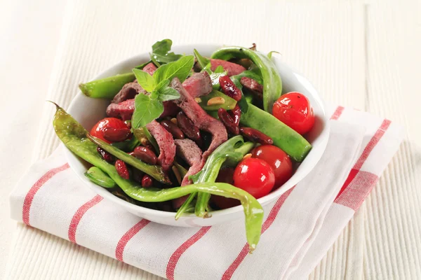 Plantaardige salade met stroken van rundvlees — Stockfoto