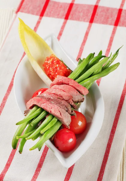 Streifen Roastbeef und Saitenbohnen — Stockfoto