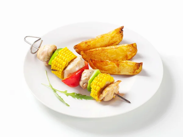 Shish kebab en aardappel partjes — Stockfoto