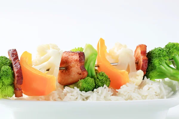 Овощной шампур и белый рис — стоковое фото
