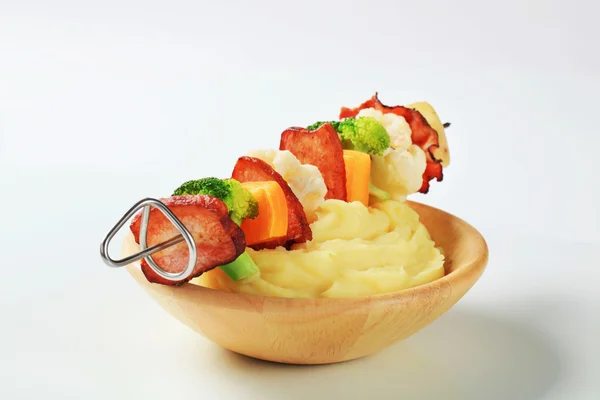베이컨과 야채 꼬치와 으깬된 감자 — 스톡 사진